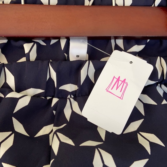 Mendocino Flowy Patterned Shorts - Picture 3 of 3